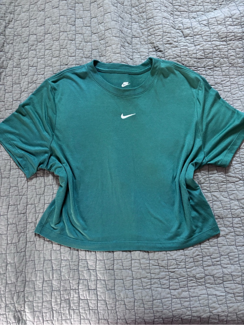 Nike Women's Forest green Cropped Short Sleeve Top